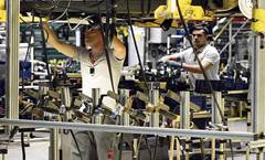 Unos trabajadores en la planta de PSA de Figueruelas. - JAIME GALINDO